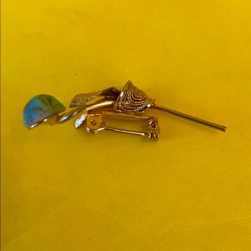 Antique gold brooch with turquoise